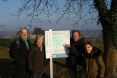 Ralf Frühwirt, Christa Hassenpflug, Gunnar Unbehaun und Petra Scheurig mit der von der GALL gesponsorten Tafel