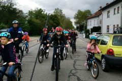 Die Kidical Mass Teilnehmer*innen trotzen dem schlechten Wetter