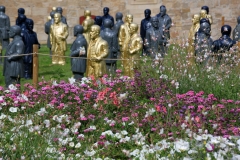 Blumen und Kunst: Gottlieb-Daimler-Figuren von Konzeptkünstler Ottmar Hörl