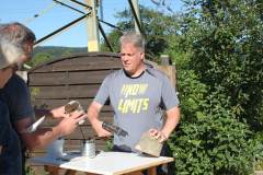 Jens Vollbehr zeigt Nisthilfen für Wildbienen