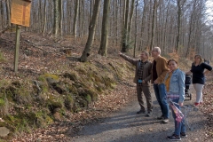 Nicht jedes in die Jahre gekommene Schild steht so schön gerade ...